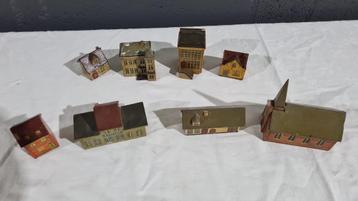 Handbeschilderde mini huisjes, jaren vijftig, 8 stuks beschikbaar voor biedingen