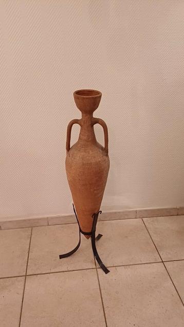 Decoratieve vaas met staander beschikbaar voor biedingen
