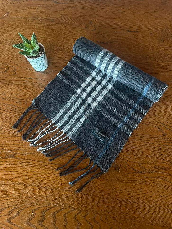 Burberry sjaal, Kleding | Dames, Mutsen, Sjaals en Handschoenen, Zo goed als nieuw, Sjaal, Ophalen of Verzenden