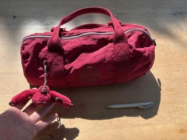 Sac à main Kipling fuchsia avec un singe emblématique (Cindy, Bijoux, Sacs & Beauté, Sacs | Sacs Femme, Utilisé, Autres types