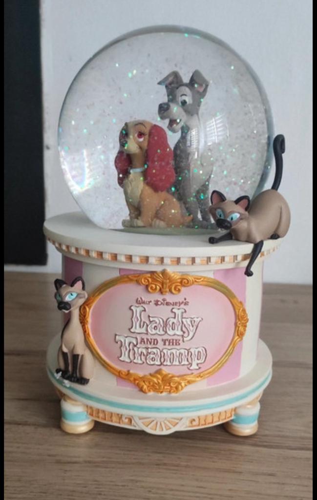 Snowglobe disney lady en de vagebond, Verzamelen, Disney, Nieuw, Beeldje of Figuurtje, Overige figuren, Ophalen of Verzenden