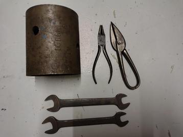 Lot d'outillage véhicule WW2 beschikbaar voor biedingen