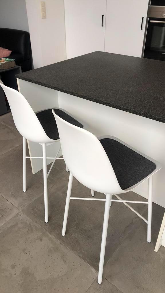 2x verhoogde stoel voor tafel met hoogte 93cm, Huis en Inrichting, Stoelen, Gebruikt, Kunststof, Wit, Ophalen