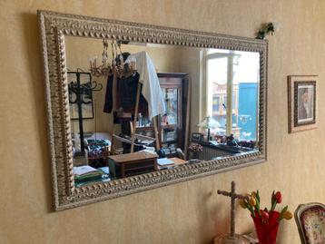 Zeer grote spiegel in hout beschikbaar voor biedingen
