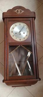 Ancienne horloge murale - bois et vitraux biseautés, Antiquités & Art, Enlèvement ou Envoi