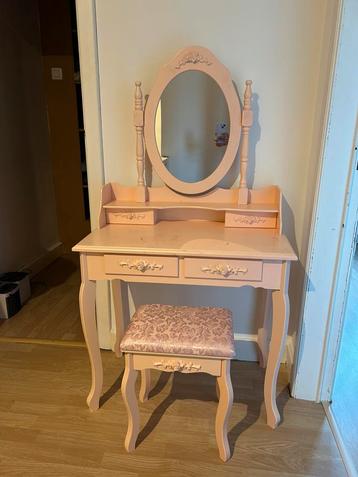 Makeup tafel beschikbaar voor biedingen