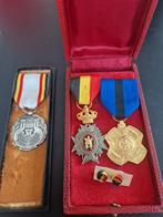 Set van 3 medailles en 2 rozet , militaria , arbeid in doos, Ophalen of Verzenden