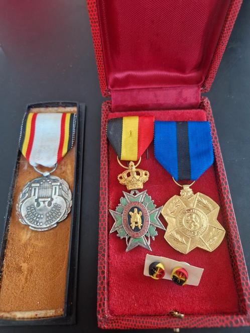 Set van 3 medailles en 2 rozet , militaria , arbeid in doos, Postzegels en Munten, Penningen en Medailles, Ophalen of Verzenden