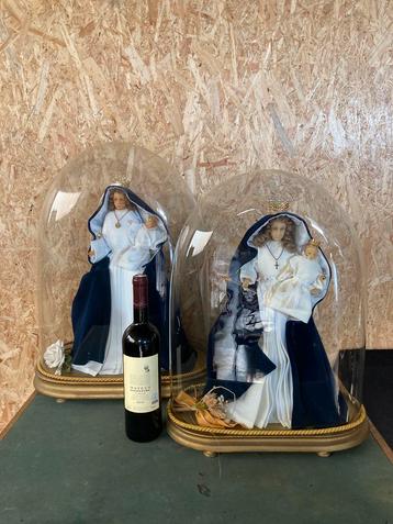 2 grote globes met Mariabeeld beschikbaar voor biedingen