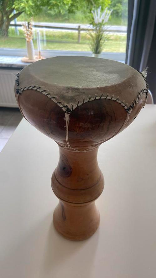 Handgemaakte houten trommel uit Tunesië – 35 cm hoog, Muziek en Instrumenten, Percussie, Zo goed als nieuw, Ophalen