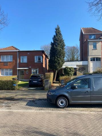 rode gevelsteen beschikbaar voor biedingen