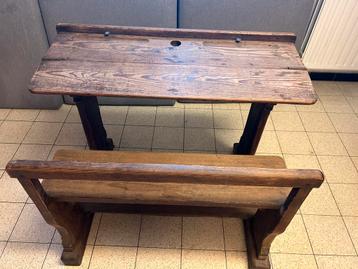 Oude houten schoolbank beschikbaar voor biedingen
