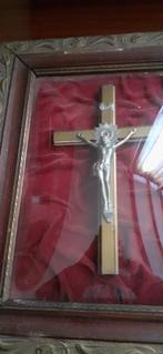 Antiek kruisbeeld achter glas, Ophalen