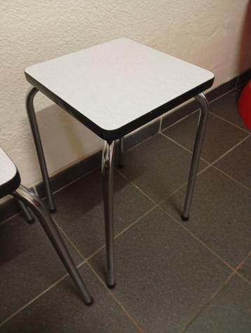 Vintage witte kruk Formica  beschikbaar voor biedingen