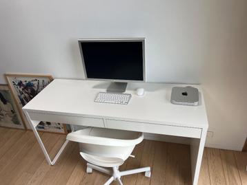 Witte moderne bureau beschikbaar voor biedingen