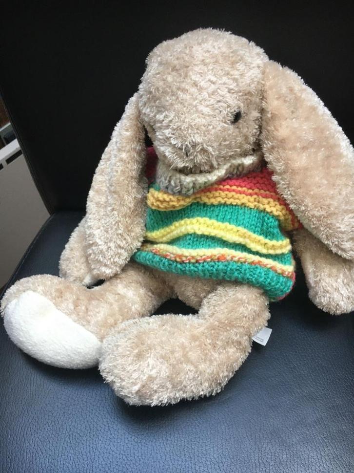 Pluchen konijn (Hema) met handgemaakt truitje, Kinderen en Baby's, Speelgoed | Knuffels en Pluche, Zo goed als nieuw, Konijn, Ophalen of Verzenden