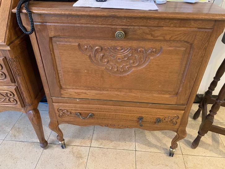 Klassiek houten nachtkastje / bijzetkastje met snijwerk, Antiek en Kunst, Antiek | Meubels | Bedden, Ophalen