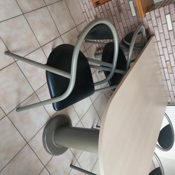 Keukentafel met 4 stoelen beschikbaar voor biedingen