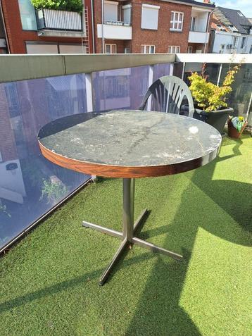 Round Table  beschikbaar voor biedingen