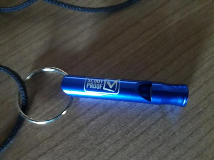 Sifflet en métal bleu, Collections, Porte-clés, Neuf, Sport, Enlèvement ou Envoi