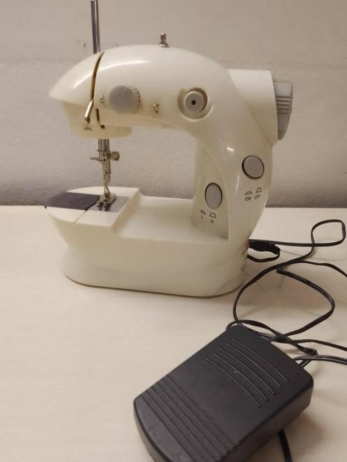 mini naaimaschien , oude naaidoos,, Hobby en Vrije tijd, Naaimachines en Toebehoren, Zo goed als nieuw, Ophalen of Verzenden