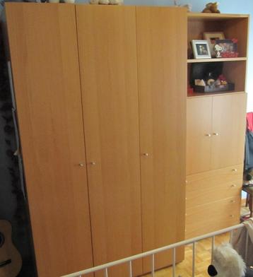Slaapkamer met kleerkast-bureau-nachtkastje-bedframe-boeken beschikbaar voor biedingen
