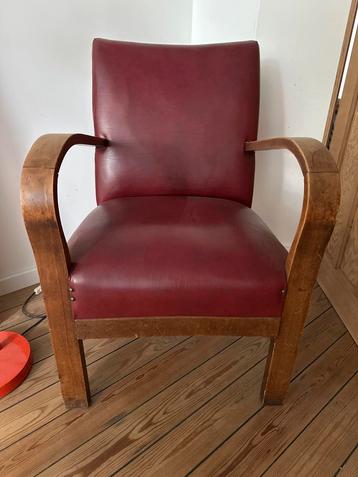 Vintage armstoel met bordeaux bekleding beschikbaar voor biedingen
