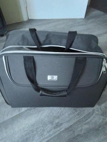 Nieuwe  Grote handbagage kleur grijs doe een goed bod beschikbaar voor biedingen
