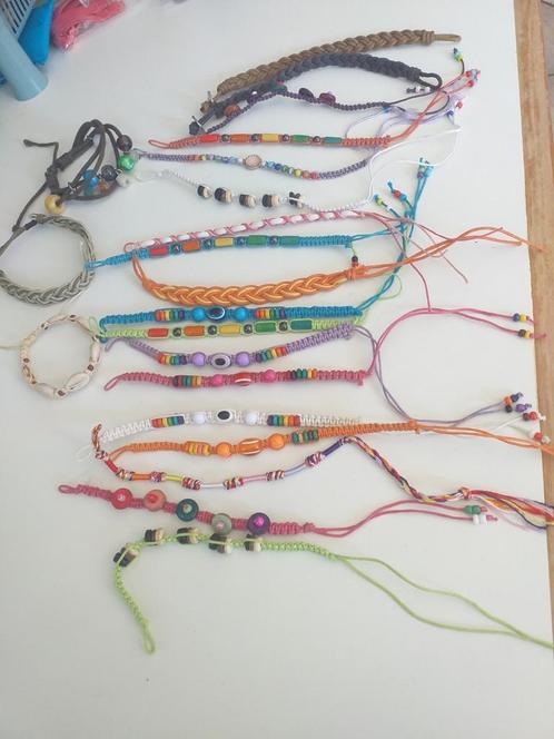 Lot 21 Bracelets corde et perle, Bijoux, Sacs & Beauté, Bracelets pour cheville & Chaînes pour cheville, Neuf, Autres matériaux