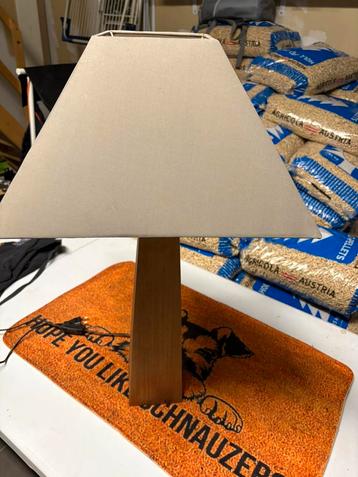 Mooie lampenkap op teak hiutdn voet beschikbaar voor biedingen