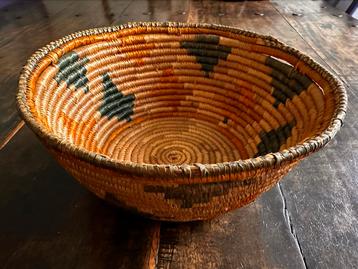 Panier d'art africain haoussa antique  disponible aux enchères