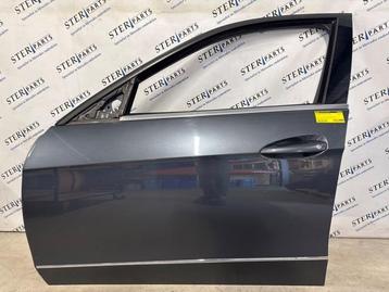 Portier 4Deurs links-voor van een Mercedes E-Klasse (755) beschikbaar voor biedingen