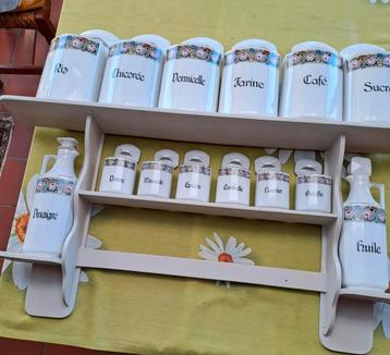 Porseleinen potjes en kannetjes beschikbaar voor biedingen