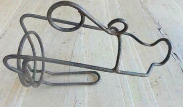 Franse brocante doorleefde flessenhouder beschikbaar voor biedingen