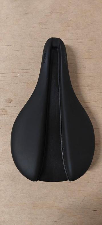 Fabric Line S Elite Flat Saddle beschikbaar voor biedingen