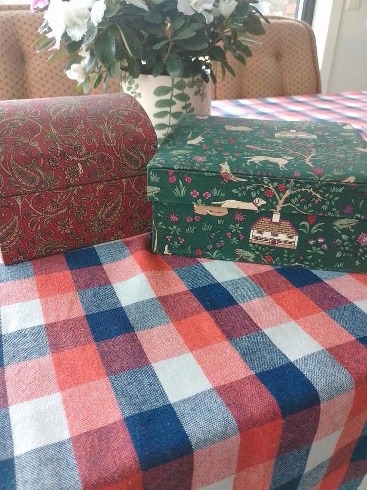 2 mooie stevige gestoffeerde dozen, Huis en Inrichting, Woonaccessoires | Overige, Ophalen of Verzenden
