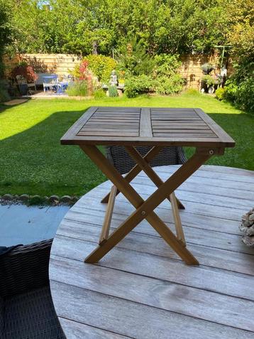 Petite table d'appoint en bois beschikbaar voor biedingen