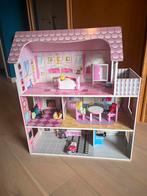 Poppenhuis met popjes en meubelen, Verzamelen, Poppenhuizen en Toebehoren, Ophalen of Verzenden, Zo goed als nieuw, Poppenhuis