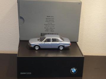 bmw - 5-serie 520i 1974 80420390515 1:43  lichtblauw met beschikbaar voor biedingen