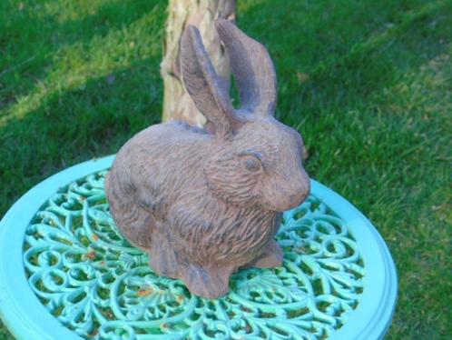 beeld van een roestbruin gietijzeren konijn., Tuin en Terras, Tuinbeelden, Nieuw, Dierenbeeld, Metaal, Ophalen of Verzenden
