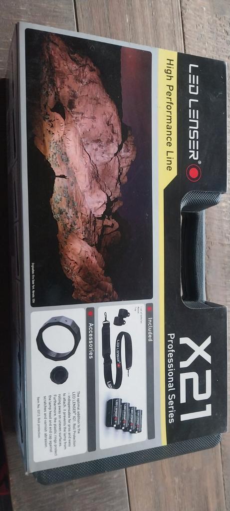 Lampe torche Led Lenser X21, Caravans en Kamperen, Zaklampen, Zo goed als nieuw, Batterij, Ophalen