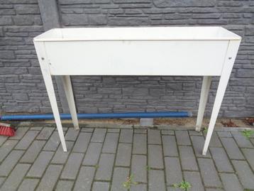 Witte plantenbak op pootjes 102 x 27 x 80 cm beschikbaar voor biedingen
