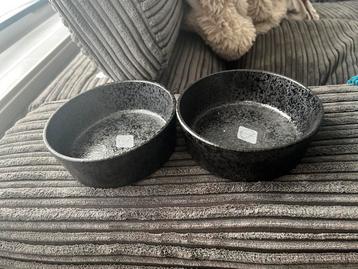 Drink en eetkommetjes beschikbaar voor biedingen