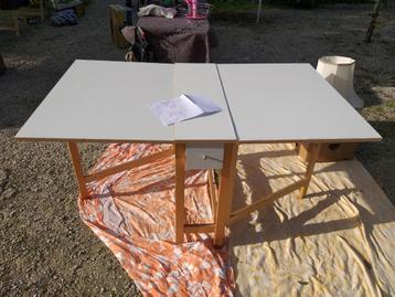 Inklapbare tafel met lades aan weerszijden . 