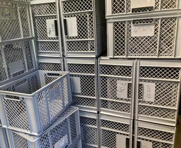 Partij geperforeerde stapelbakken. beschikbaar voor biedingen