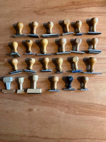 Lot 24 oude stempels beschikbaar voor biedingen