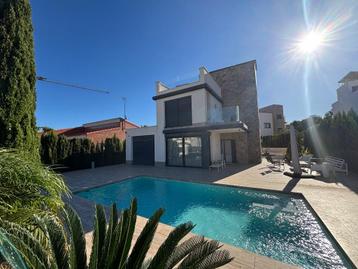 Super mooie villa met privé zwembad in Playa Honda, met ruim beschikbaar voor biedingen