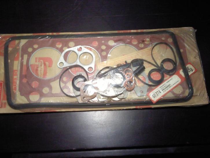 Een complete pakkingset voor PEUGEOT 4 cil 504 touringcars, Auto-onderdelen, Overige Auto-onderdelen, Oldtimer onderdelen, Peugeot