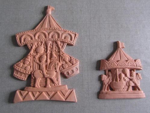 2 decoratieve terracotta platen: carrousel voor kinderen!, Antiek en Kunst, Curiosa en Brocante, Ophalen