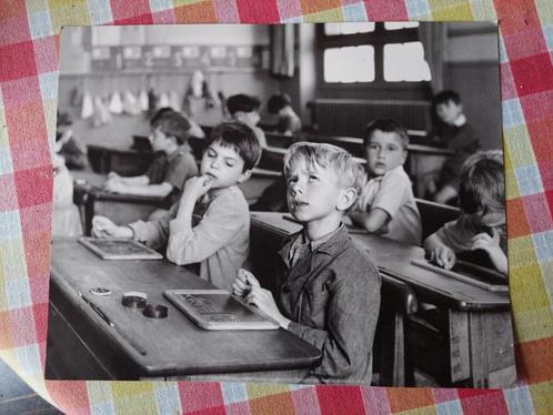 Photo "L'information scolaire" - Robert Doisneau 24X30 cm, Collections, Photos & Gravures, Utilisé, Photo, Enfant, 1940 à 1960